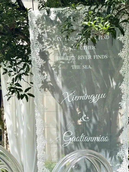 Custom Romantic Lace...