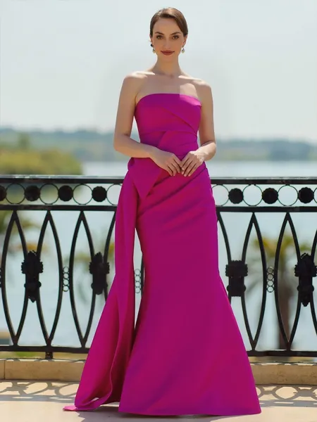 Charming Sheath strapless...