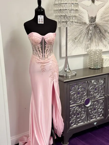 Stunning Sheath Sweetheart...