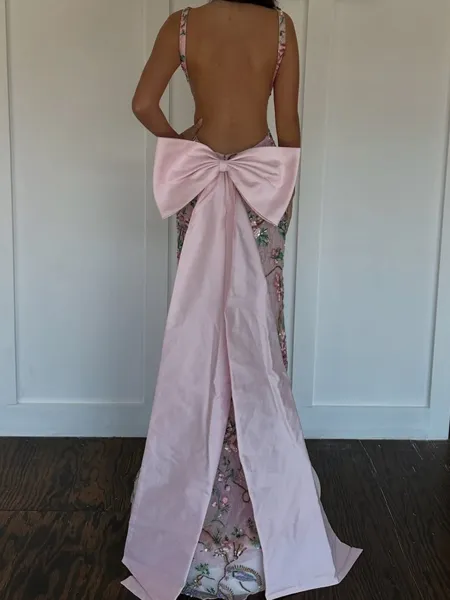 Luxurious Sheath V-Neck Bow...